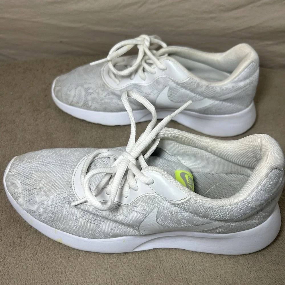 Nike Tanjun ENG Womens 7‎ White Gray Floral Mesh Running Shoes 902865-100